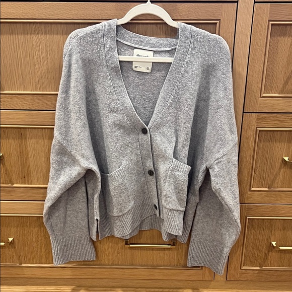 Abercrombie & Fitch Sweaters - Abercrombie and Fitch
Cozy cabin pocketed Gray Women's cardigan Sweater